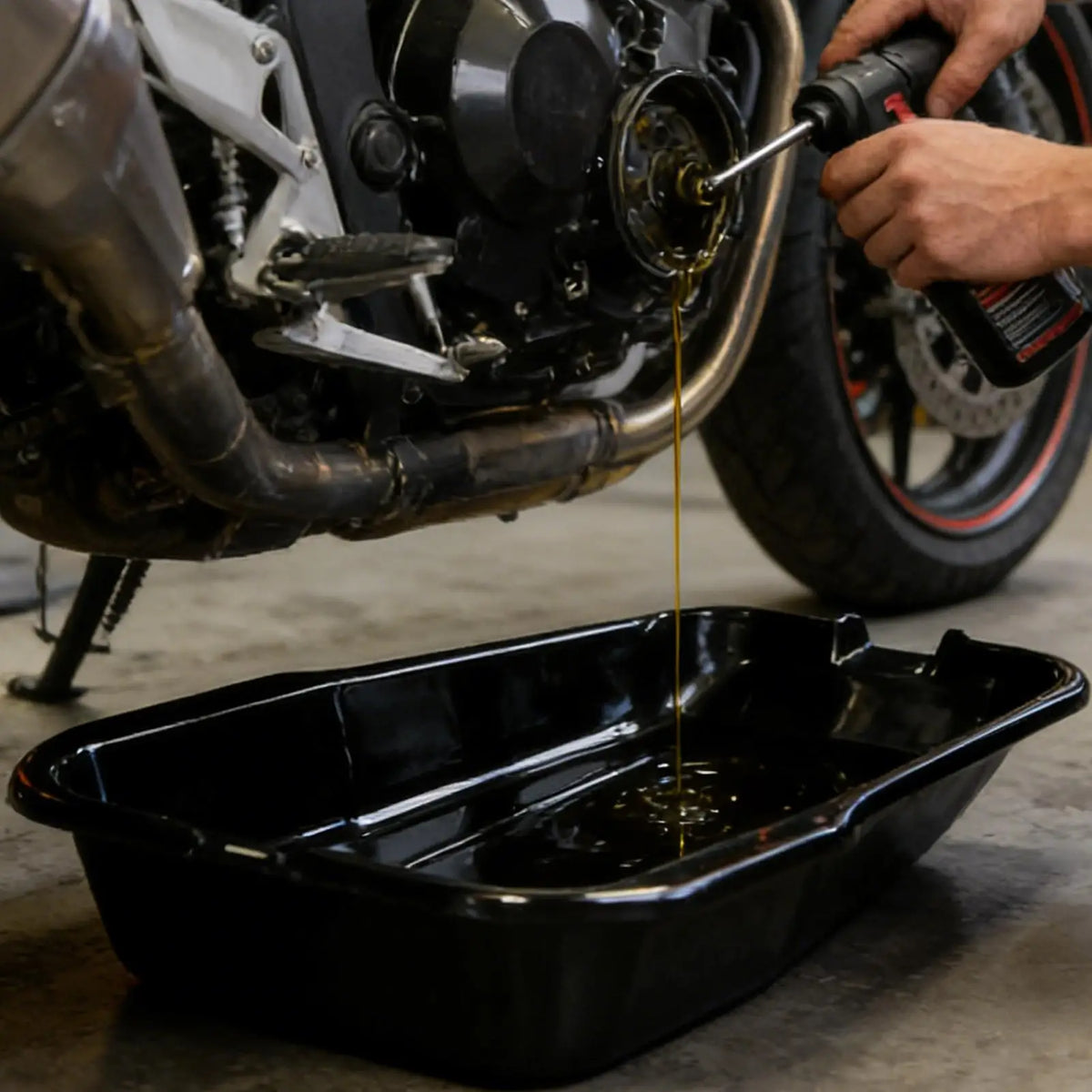 Motorcycle Oil Drain Pan Large Capacity Leak-Proof Oil Change Container For Motorcycle for Engine Maintenance Garage Service