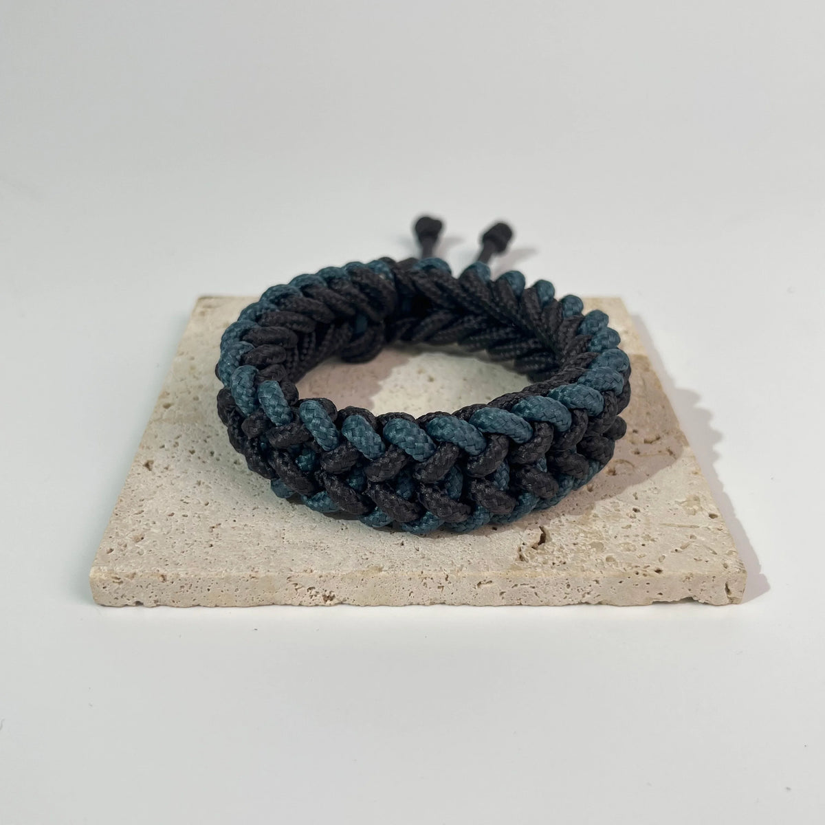 Handwoven Paracord Survival Bracelet – Emergency Rope